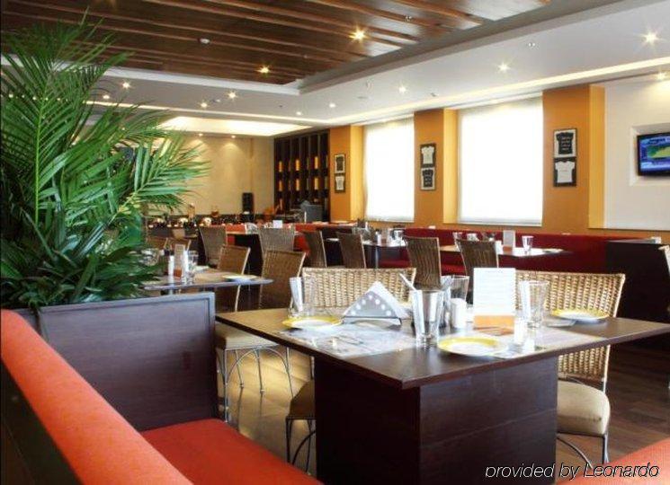 Lemon Tree Hotel Electronics City Bengaluru Étterem fotó